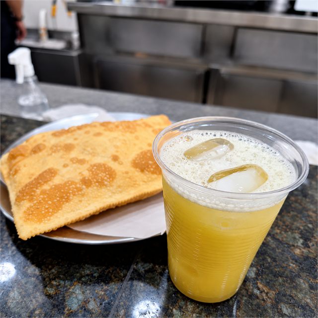 Pastel acompanhado de caldo de cana.